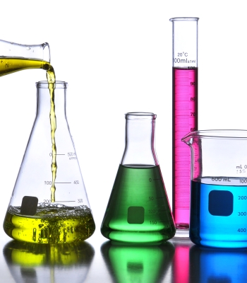Stocker les produits chimiques selon leur compatibilité
